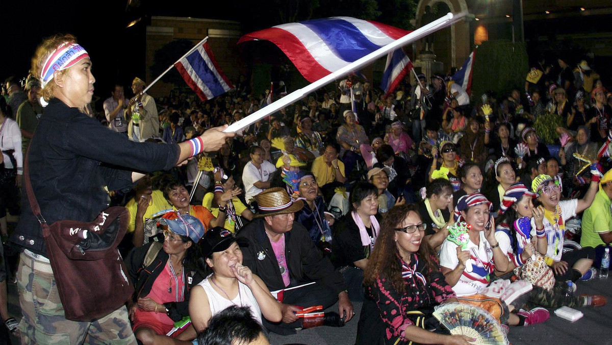 Setki demonstrantów domagających się dymisji premier Tajlandii Yingluck Shinawatry wdarły się dzisiaj na teren Ministerstwa Finansów, a później MSZ w Bangkoku. Szefowa rządu rozszerzyła na obszar całej stolicy specjalne przepisy dotyczące bezpieczeństwa.
