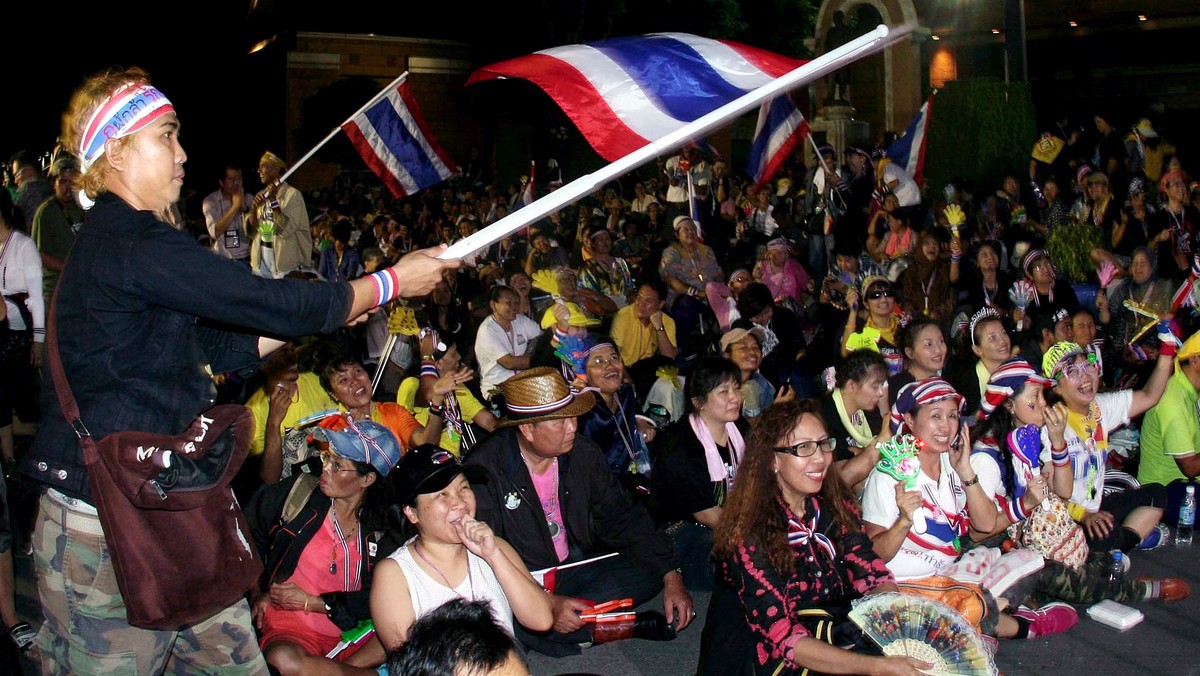 Setki demonstrantów domagających się dymisji premier Tajlandii Yingluck Shinawatry wdarły się dzisiaj na teren Ministerstwa Finansów, a później MSZ w Bangkoku. Szefowa rządu rozszerzyła na obszar całej stolicy specjalne przepisy dotyczące bezpieczeństwa.