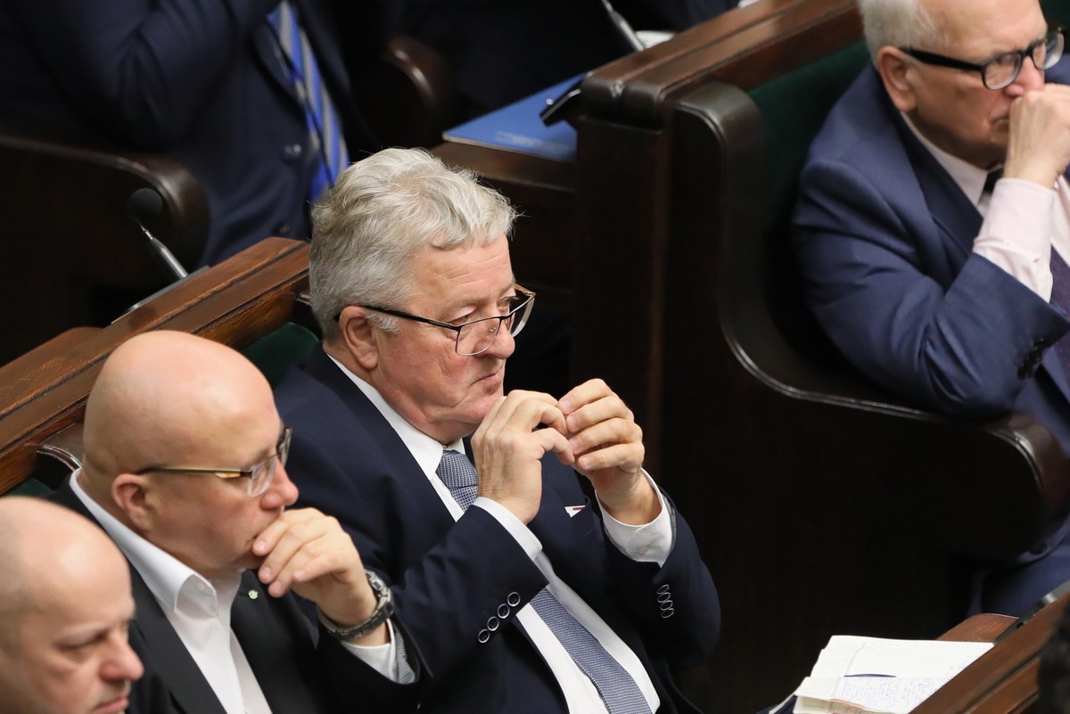Minister rolnictwa i rozwoju wsi Czesław Siekierski (C) na sali obrad Sejmu w Warszawie