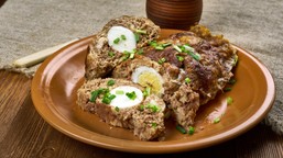 pieczeń rzymska z jajkiem, efektowne i oszczędne danie na wielkanoc