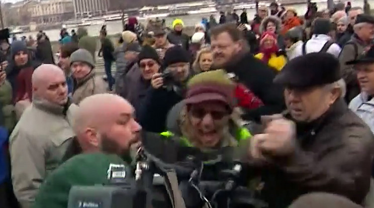 Az Echo Tv tüntetésen forgató stábját a sapkás férfi inzultálta a tömegben