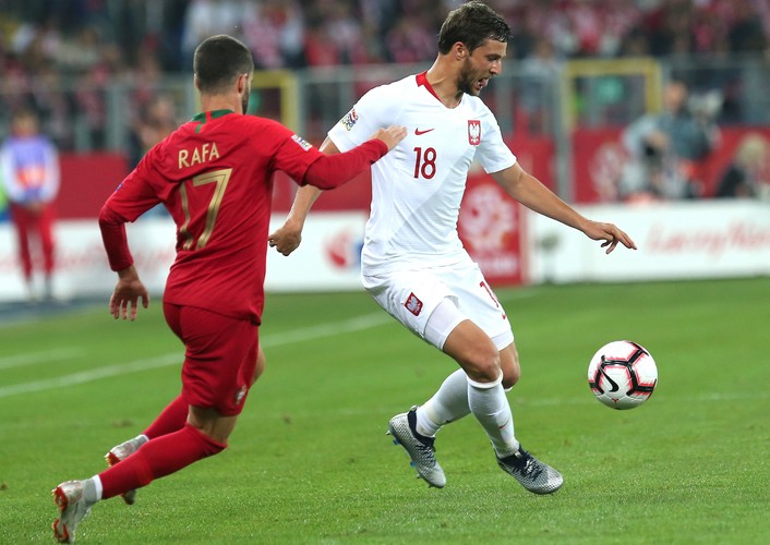 Polak Bartosz Bereszyński (P) i Rafa Silva (L) z Portugalii podczas meczu piłkarskiej Ligi Narodów w Chorzowie
