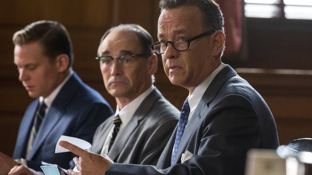 W sieci pojawiło się pierwsze zdjęcie z filmu "Bridge of Spies" w reżyserii Stevena Spielberga. Na fotografii pojawił się odtwórca głównej roli Tom Hanks.