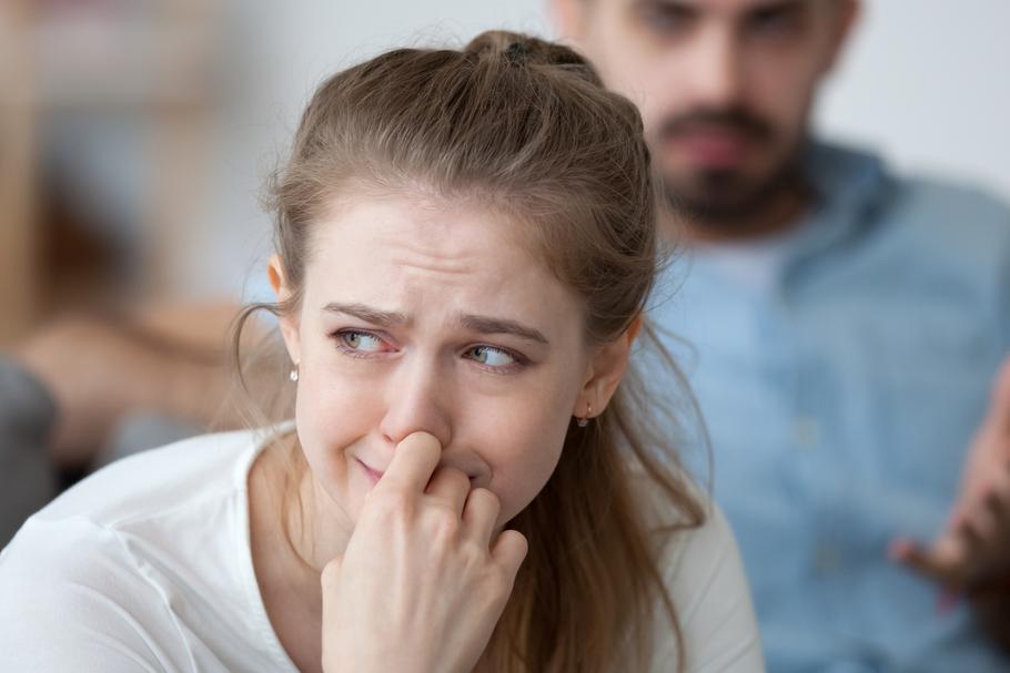 związek kłótnia małżeństwo rozstanie płacz kobieta smutek 
