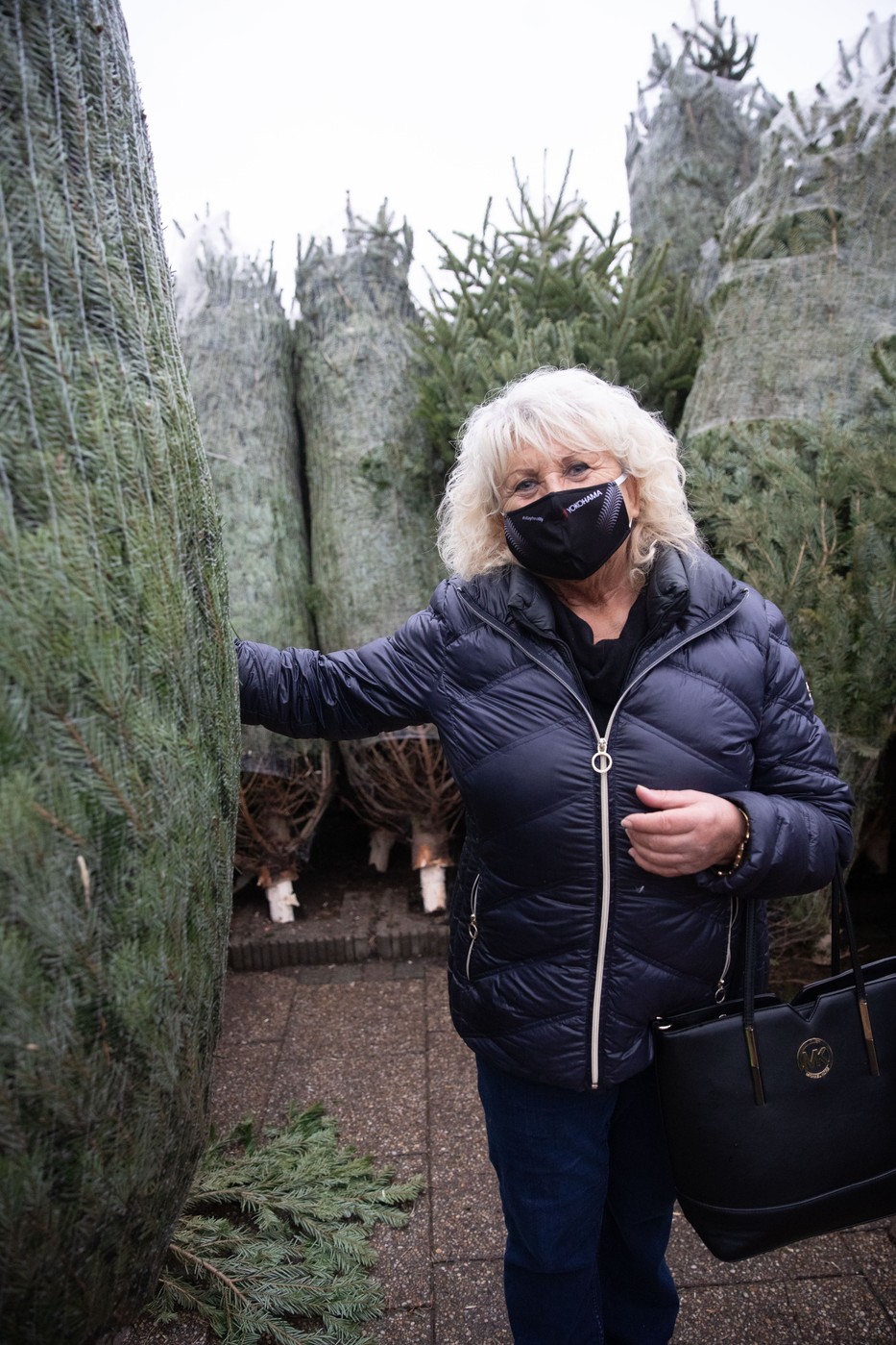 – A dán fák olyan szépek, hogy szinte „eladják magukat” – közölte Marika (70). – Mindig kétméteres vagy annál nagyobb fát választok. /Fotó: Zsolnai Péter