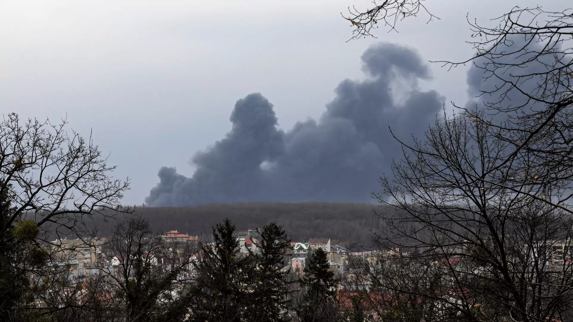 Atak rakietowy we Lwowie. Słychać "ryk płomieni"