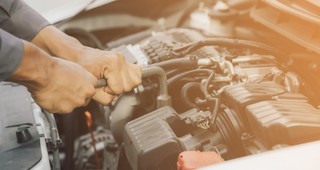 Naprawa samochodu pod blokiem. Czy grozi za to mandat?