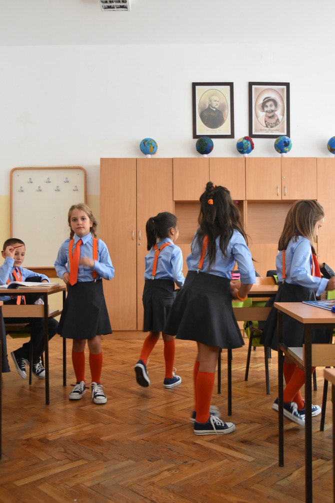 Devojčice oduševljene suknjicama i dokolenicama