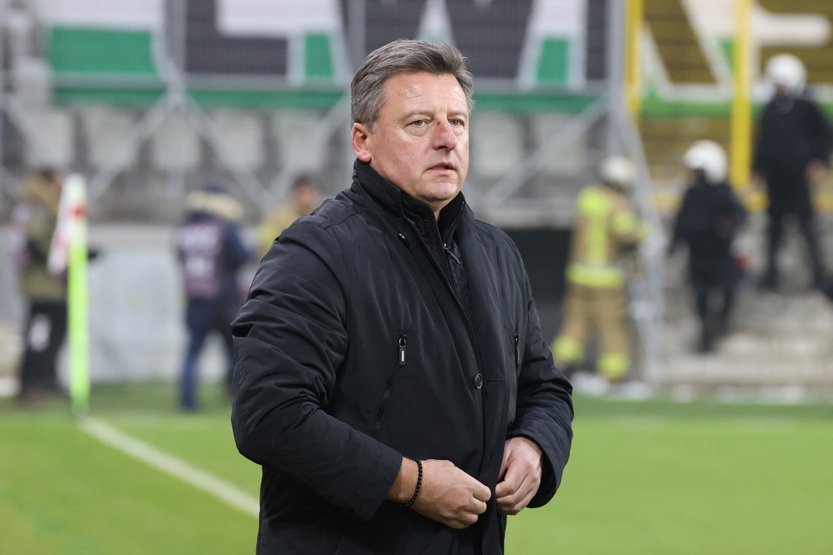 Trener Legii Warszawa Kosta Runjaic podczas meczu 18. kolejki piłkarskiej Ekstraklasy z ŁKS Łódź