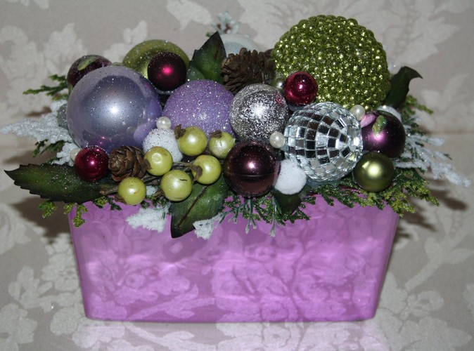 Stroik w tonacjach fioletu, zieleni i srebra z szyszkami i listkami. Autorka: Marta Jarosińska-Mańka