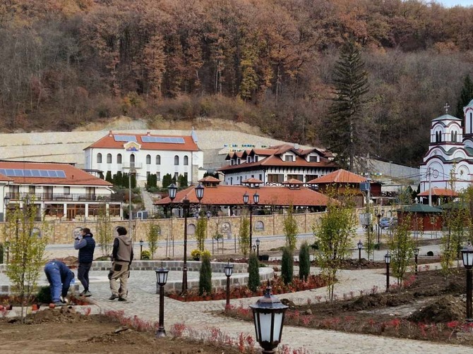 Presvlačenje moštiju Svetog Zosima u manastiru Tumane