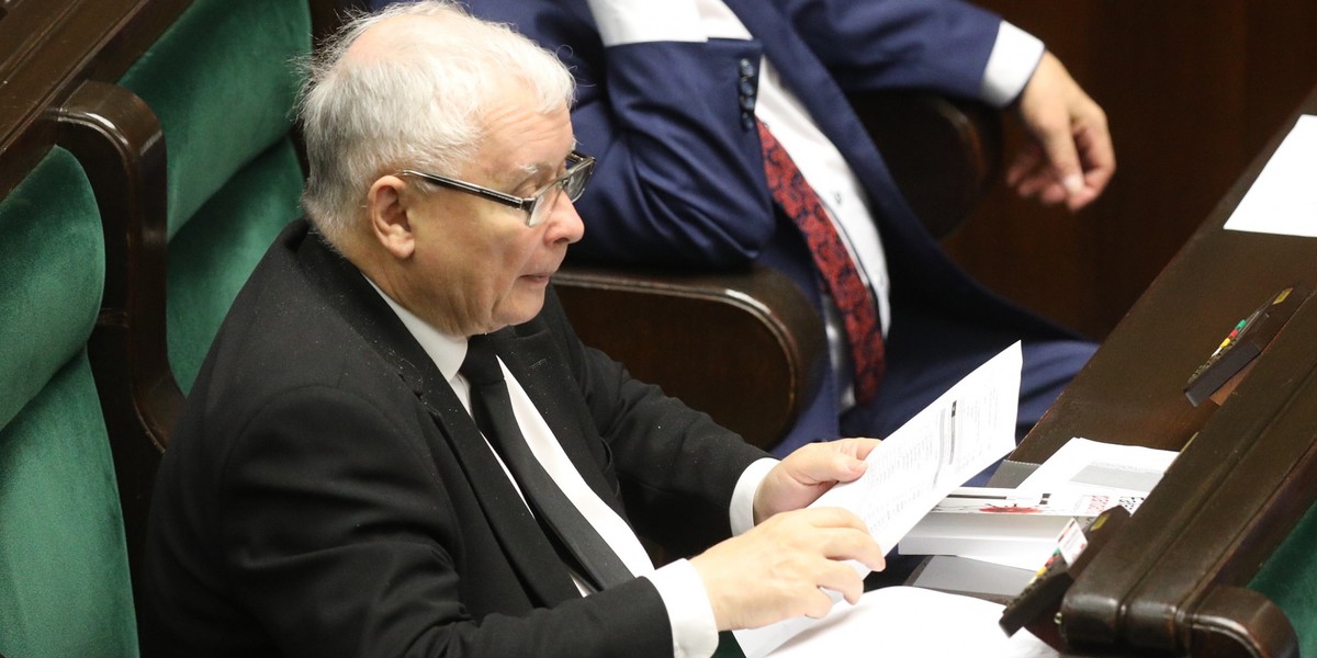 Jarosław Kaczyński tłumaczył, że publiczne pieniądze pompowane w inwestycje są niezbędne do czasu, gdy w Polsce pojawi się odpowiednio dużo prywatnego kapitału