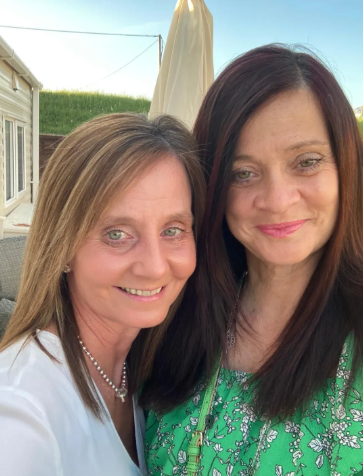 Jean so sestrou Julie.