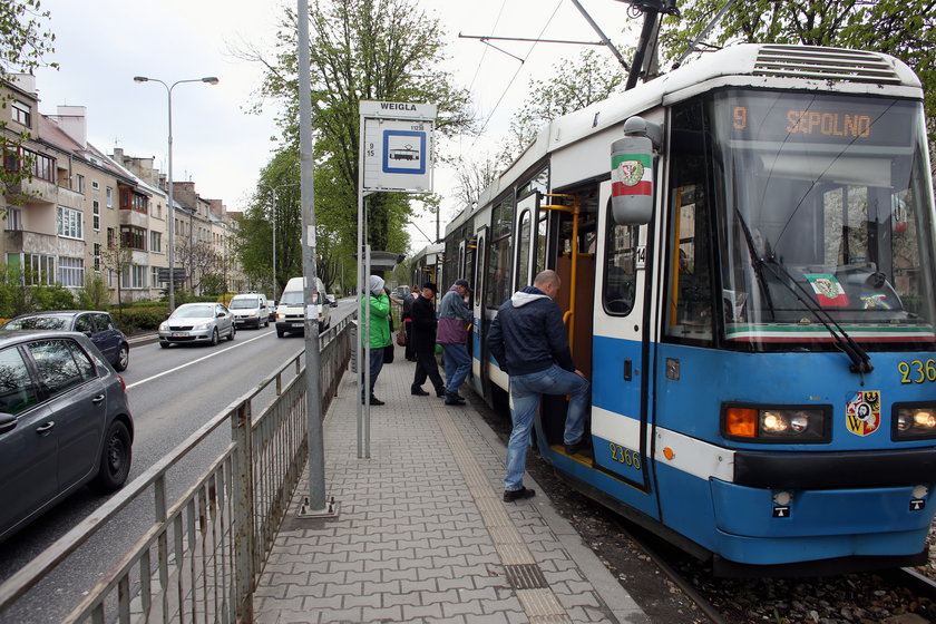 Tramwaj na przystanku