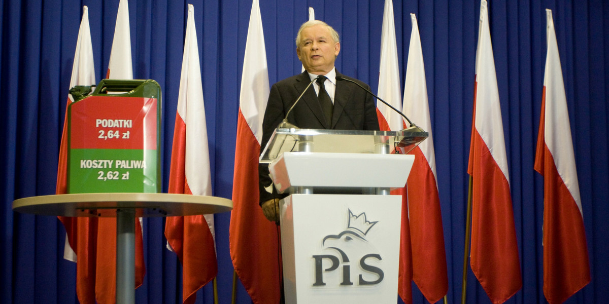 Jarosław Kaczyński podczas konferencji prasowej "Nie dla benzyny po 6 zł" 12 sierpnia 2011 r.