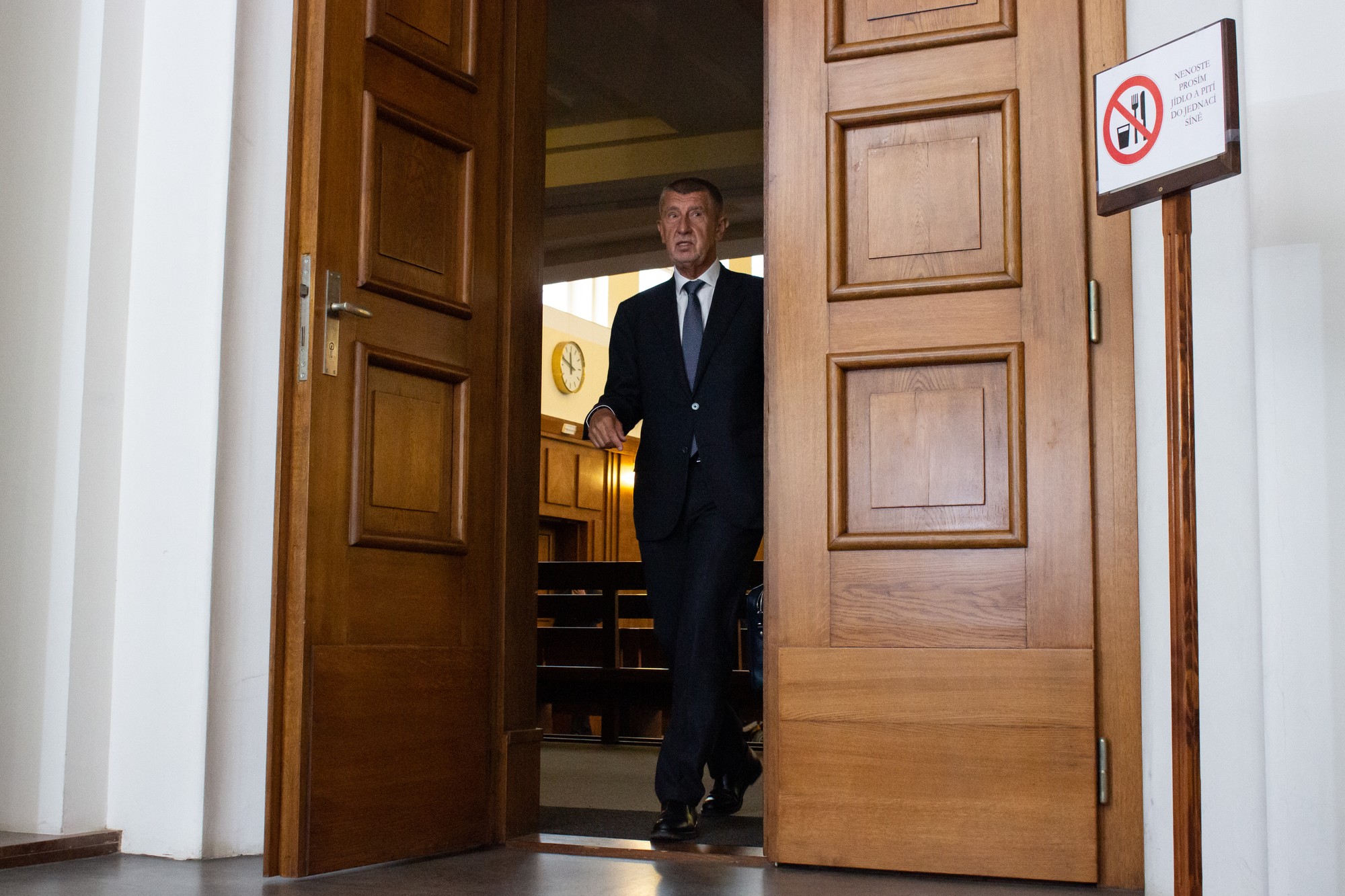 Český expremiér a predseda hnutia ANO Andrej Babiš vychádza zo súdnej siene na Vrchnom súde v Prahe, ktorý pojednáva odvolanie v kauze Čapí hnízdo.