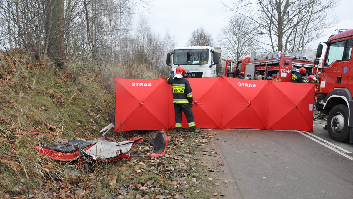– Do poważnego wypadku doszło dzisiaj przed godziną 9 pod Wasilkowem w pobliżu Białegostoku. BMW zderzyło się z ciężarówką. Zginęły dwie osoby, które podróżowały samochodem osobowym.