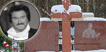 Wzruszający symbol na zaśnieżonym grobie Krzysztofa Krawczyka. Wiemy, co oznacza!