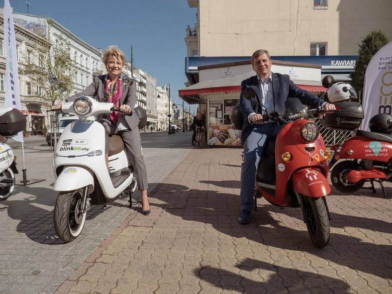 Prezydent Łodzi testująca nowe miejskie skutery