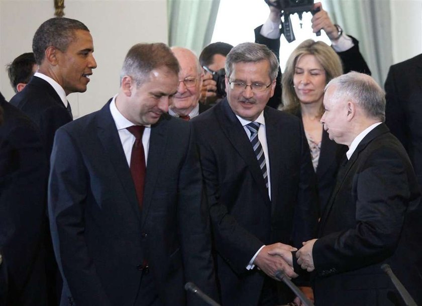 Kaczyński podał rękę Komorowskiemu. FOTO