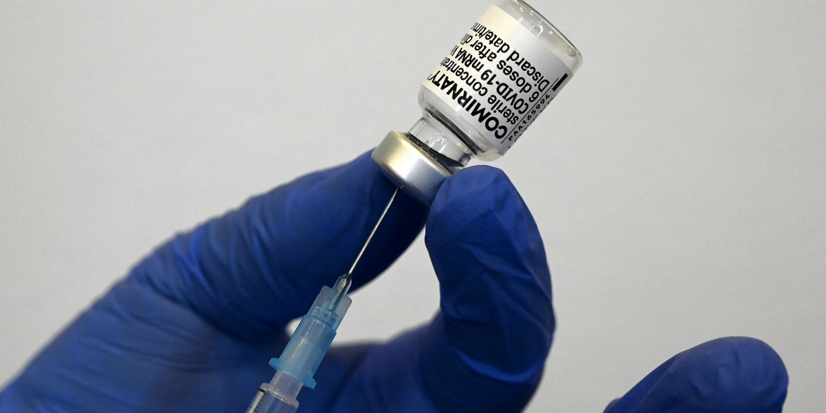 Szczepienia Covid: firma Pfizer, jeden z producentów szczepionek, chciał zgody na podawanie tej dawki w Stanach, ale wygląda na to, że jeszcze jej nie dostanie...