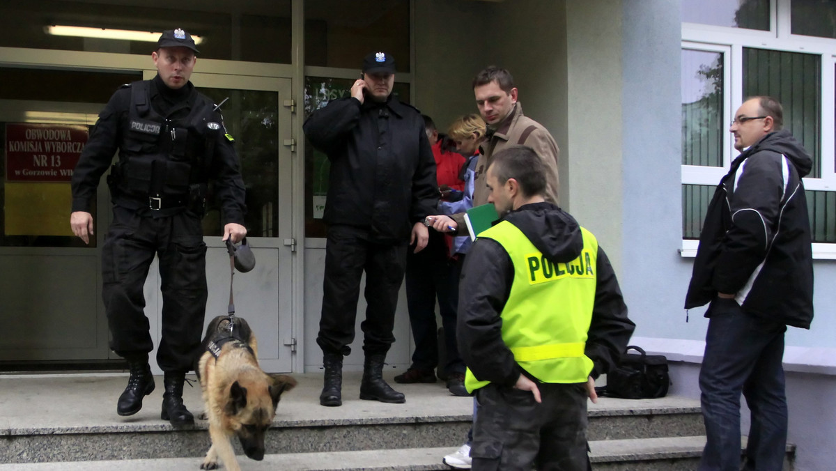 - Pakunek znaleziony pod siedzibą obwodowej komisji wyborczej nr 13 w Gorzowie Wlkp. okazał się atrapą bomby, niezawierającą materiałów wybuchowych lub innych niebezpiecznych substancji - poinformował rzecznik lubuskiej policji Sławomir Konieczny.