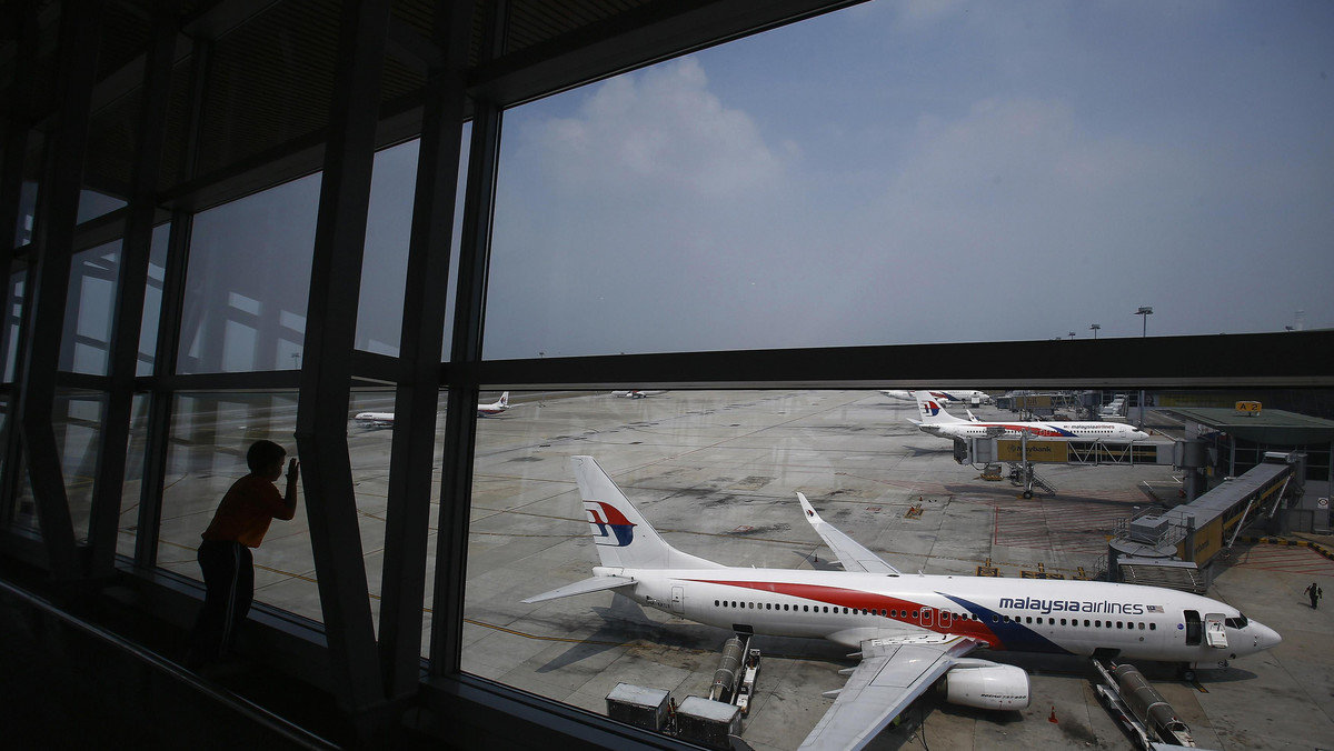 Niegdyś uważana za jedną z najlepszych linii lotniczych Azji - teraz na skraju bankructwa. Malaysia Airlines, które musiały stawić czoła dwóm poważnym katastrofom lotniczym, czeka głęboka restrukturyzacja. Kilka dni temu zawieszono już obroty akcjami towarzystwa lotniczego. Mają one być też wycofane z giełdy.