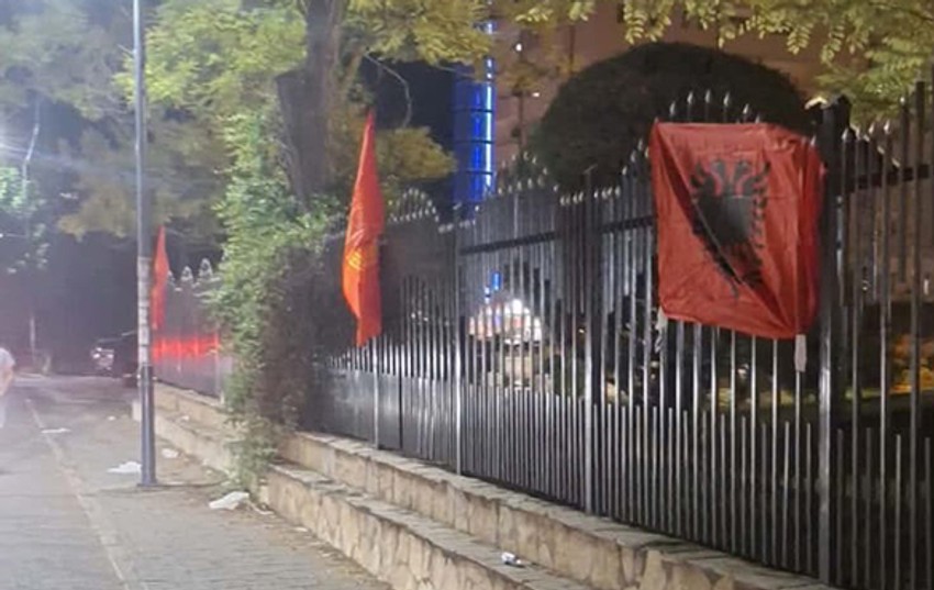 Na ogradi crkvenog poseda u Lipljanu okačene zastave terorističke UČK i Albanije