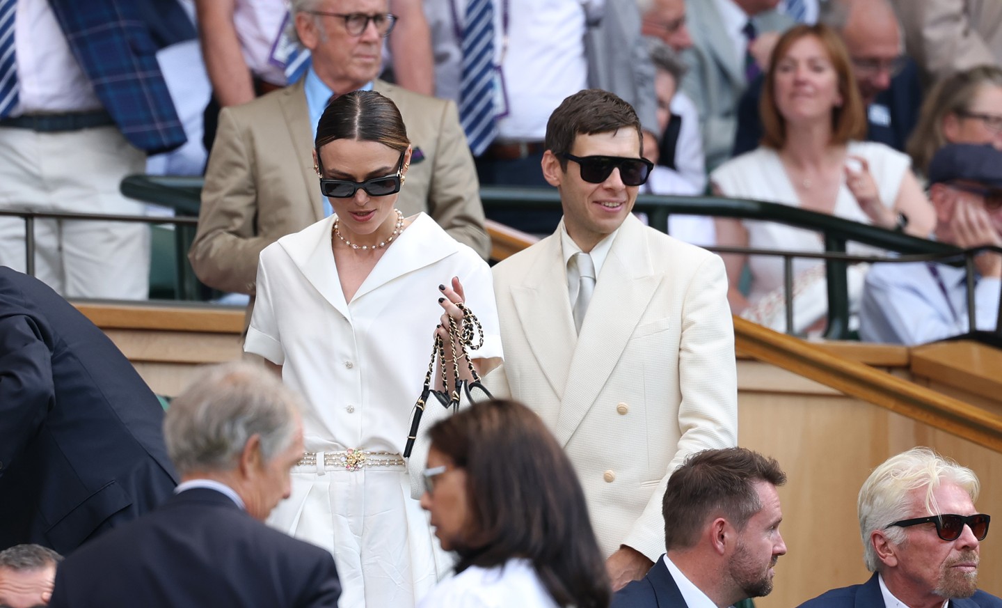Keira Knightley tökéletesen eleget tett a nem hivatalos wimbledoni öltözködési szabályzatnak. A színésznő egy fehér blúzt viselt, amely lezseren be volt tűrve egy hozzá illő, bő nadrágba. A teljesen fehér összeállítást choker stílusú nyaklánccal, karika fülbevalóval, gyöngyös övvel, fekete napszemüveggel és Chanel táskával tette teljessé.