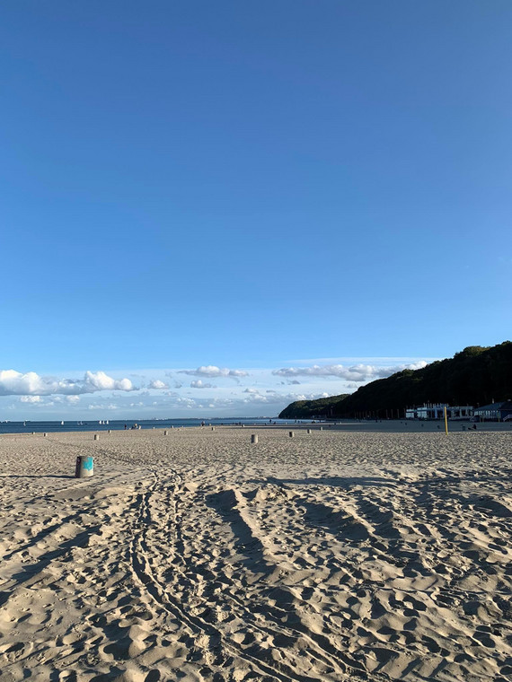 Na plaży miejskiej w Gdyni nie brakuje koszy na śmieci