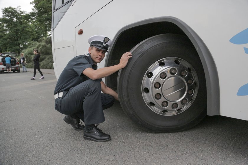 Inspektor ITD podczas kontroli opon autokaru