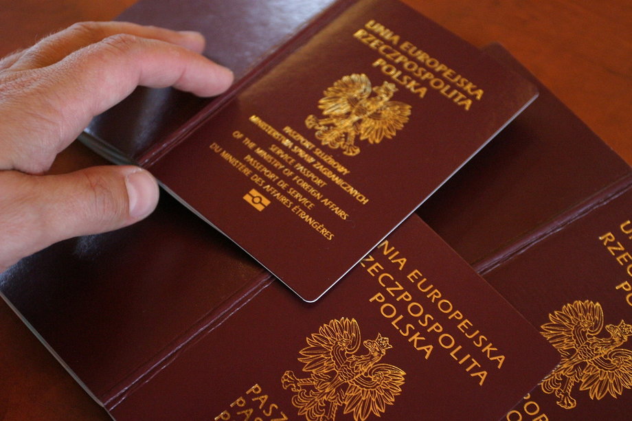 Biometryczny paszport i dowód osobisty można poznać po symbolu widocznym na powyższym zdjęciu