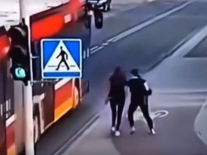Snimak devojke koja je gurnula drugaricu pod autobus je noćna mora