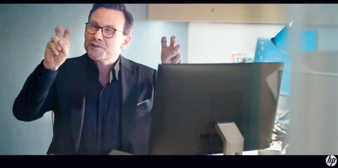 Christian Slater, gwiazdor Hollywood, w miniserialu reklamowym HP The Wolf prezentuje, jak haker może zaatakować drukarkę.