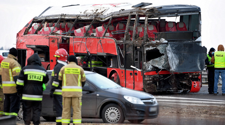 Leszaladt egy busz a pályáról Lengyelországban, öten meghaltak /Fotó: MTI/EPA/Darek Delmanowicz (Poland Out)