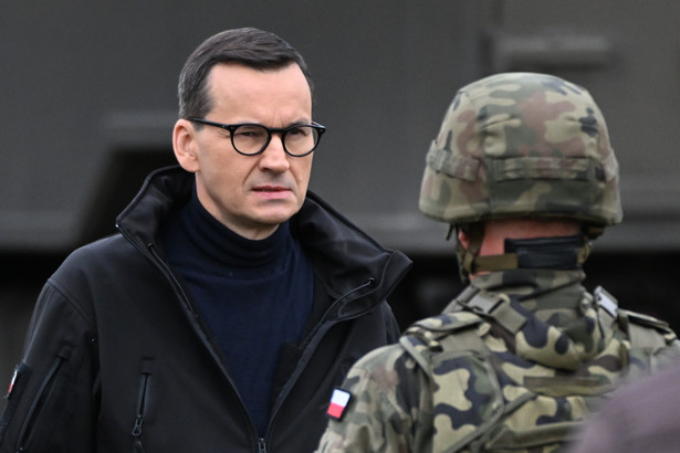 Premier Mateusz Morawiecki na ćwiczeniu NIEDŹWIEDŹ-22 na poligonie w Nowej Dębie