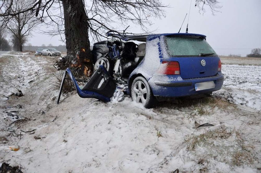 Silnik z golfa przeleciał 10 metrów za auto!