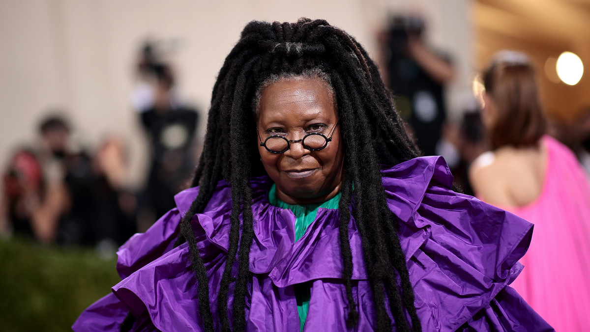 Udział Whoopi Goldberg w programie "The View" został zawieszony na dwa tygodnie po tym, jak aktorkę skrytykowano za uwagę, że w Holokauście "nie chodziło o rasę". Informację podano w oświadczeniu wydanym przez ABC News we wtorek wieczorem.