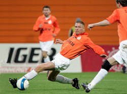 Złote koszulki Zagłębia Lubin dla upamiętnienia jubileuszu