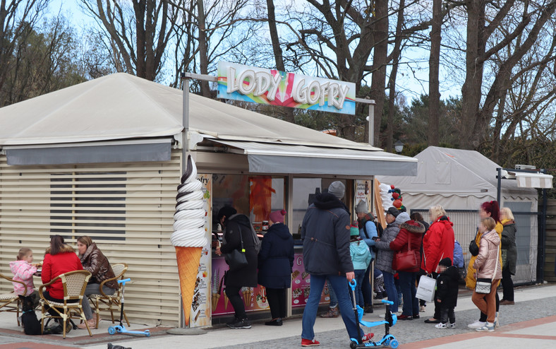 Eis- und Waffelschlangen an einem Montagnachmittag, Winoujście, 12. April 2022.