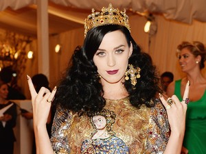 Katy Perry glitter szálat tett a hajába és imádjuk a végeredményt