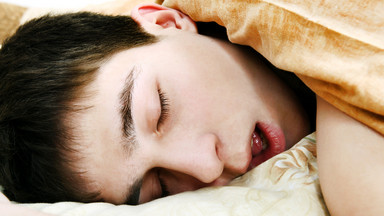 Do czego może doprowadzić spanie z otwartymi ustami? Będziecie zdziwieni