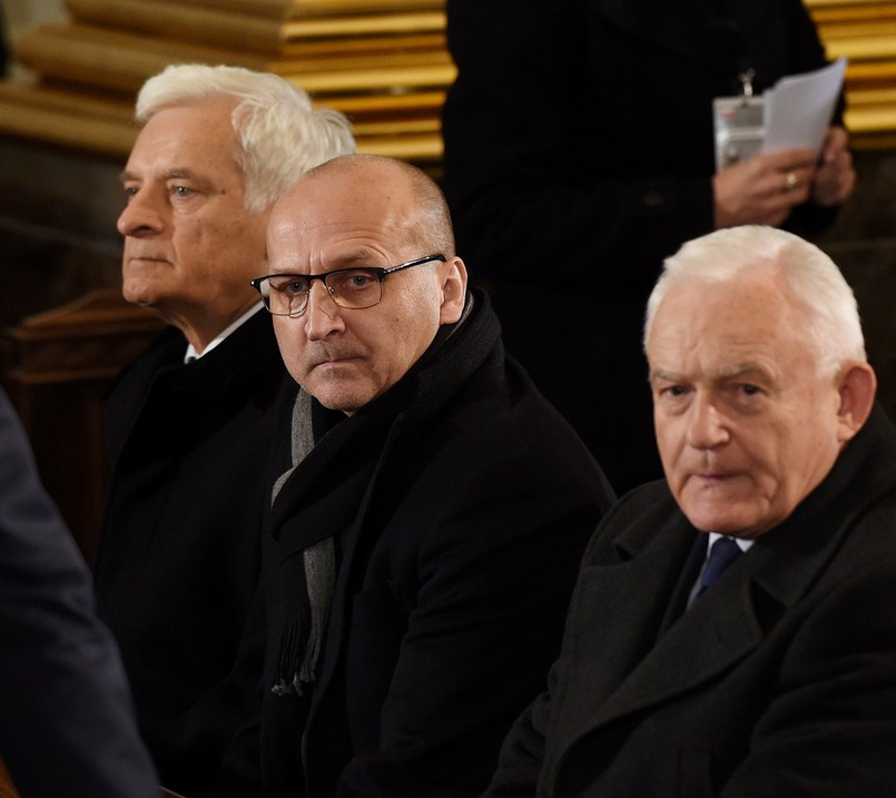 Byli premierzy Jerzy Buzek, Kazimierz Marcinkiewicz i Leszek Miller, podczas uroczystości pogrzebowych Józefa Oleksego w Katedrze Polowej Wojska Polskiego