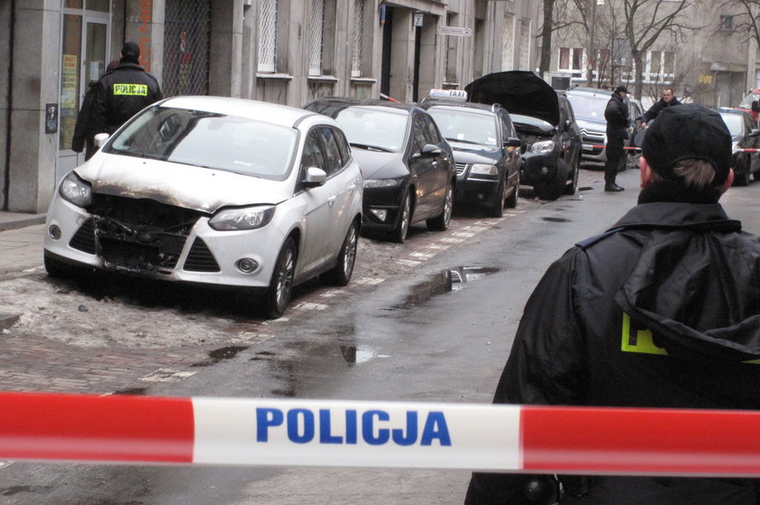 Spalone samochody przez Jacka T. na ul. Oleandrów w Warszawie