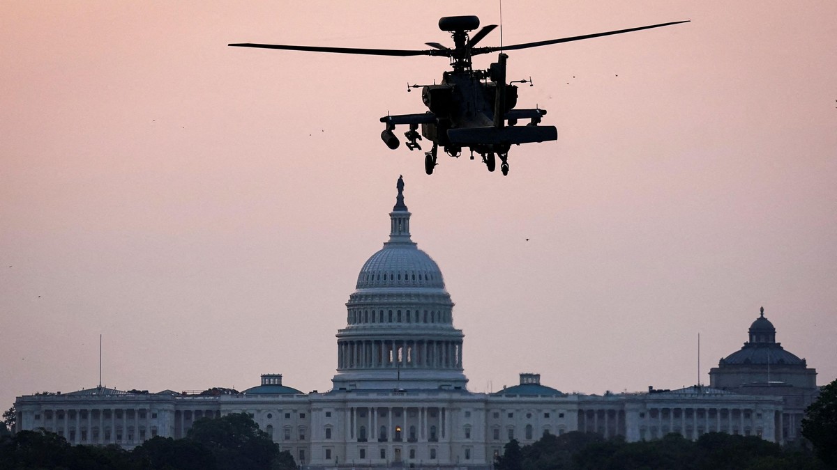Ilustracija - američki helikopter Apač u letu iznad Vašingtona | Foto: Reuters