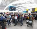 Pasażerowie na lotnisku Heathrow w Londynie. Z powodu wybuchu wulkanu przestrzeń powietrzna nad Europą jest zamknięta