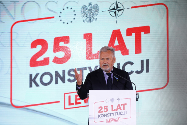 Były prezydent Aleksander Kwaśniewski przemawia podczas uroczystej Rady Krajowej Nowej Lewicy z okazji 25. rocznicy uchwalenia Konstytucji RP