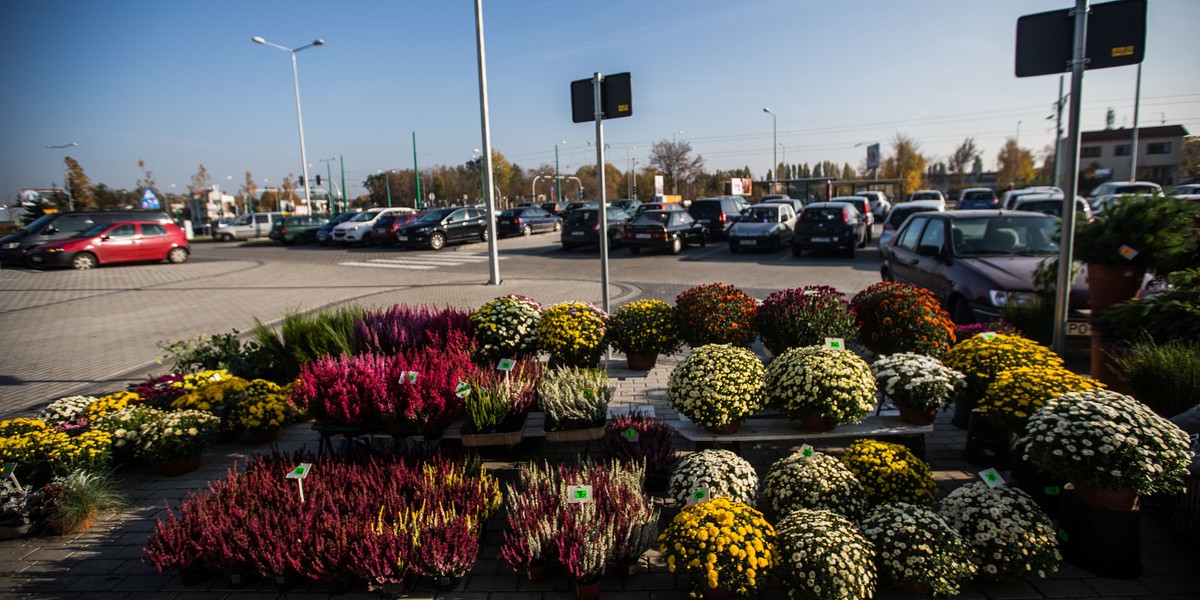 Zabrali parking kierowcom, żeby zrobić targowisko