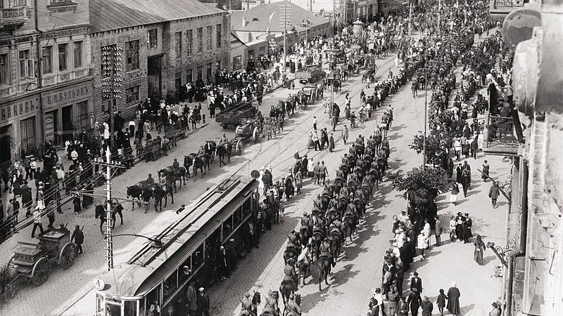 Wojska polskie wkraczające do Kijowa 7 maja 1920 roku - domena publiczna