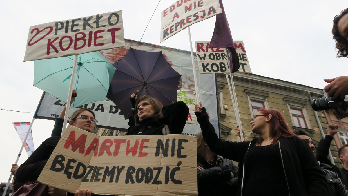 W całej Polsce odbędzie się czarny protest przeciwko próbie zaostrzenia ustawy antyaborcyjnej. Reporterzy Onetu prześledzili jak kobiety będą protestować w poszczególnych województwach.